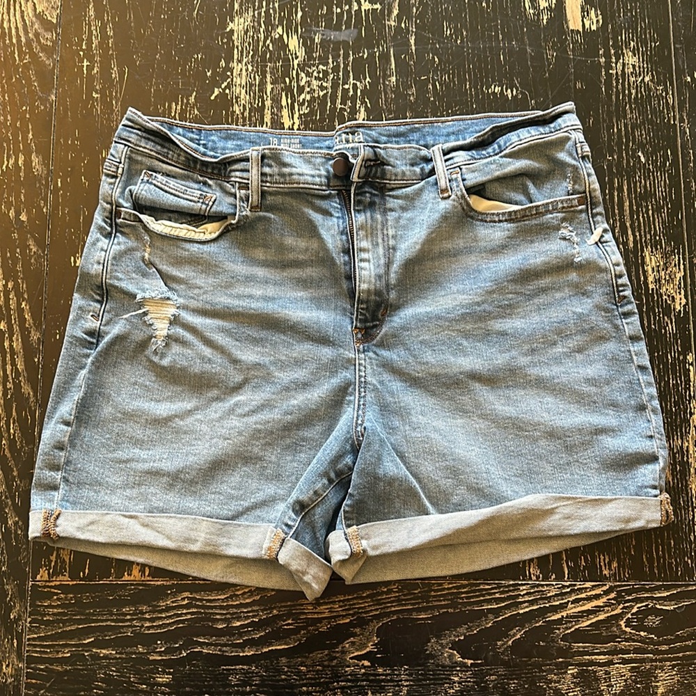 a.n.a High Rise Midi Shorts